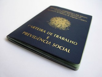 Não assinar carteira de trabalhador doméstico vai render multa