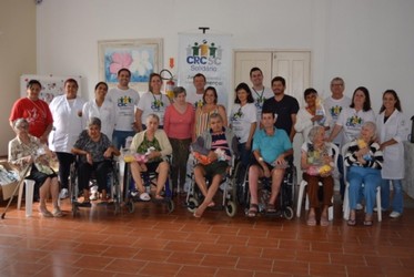 CRCSC leva solidariedade e alegria para idosos do asilo Casa Santa Maria dos Anjos