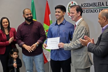 Aos 16 anos, microempreendedor recebe homenagem do parlamento