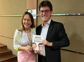 Presidente do CRCSC recebe em mãos o livro “Negócio se aprende na Escola”