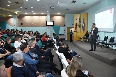 Centenas de pessoas acompanham palestra sobre Reforma Tributária no CRCSC